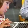 Schüler und Kinder von Intelmitarbeitern testen Schülerlaptops der zweiten Generation in einem "elekronischem Klassenzimmer" im Intel-Museum von Santa Clara (undatierte Aufnahme). Intel hat eine komplett überarbeitete Version seines Schüler-Laptops «Classmate» vorgestellt. Im Vergleich zur ersten Generation verfügt der am Donnerstag (03.04.2008) in Schanghai präsentierte Rechner über einen schnelleren Chip, einen größeren 9-Zoll- Bildschirm, eine eingebaute Web-Kamera sowie mehr Speicher. Der Chipgigant hatte im Mai 2006 das Programm «World Ahead» gestartet, um den Schul-Einsatz von Computern in Schwellenländern zu fördern. Der neue «Classroom»-Laptop läuft unter Windows XP oder verschiedenen Linux-Varianten und wird mit einer Auswahl von Lernprogrammen ausgeliefert. Intel positioniert den neuen Mini- Rechner aber nicht nur als robusten Schul-Laptop, der auch einen Sturz vom Schreibtisch überlebt. Vielmehr möchte Intel das Design auch außerhalb des Bildungssektors als «Netbook», also als einfachen tragbaren Internet-Computer, etablieren. Foto: Intel (zu dpa-Korr-Bericht dpa 0358) +++(c) dpa - Bildfunk+++
