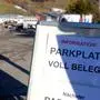 Ein Schild mit der Aufschrift Parkplatz voll belegt an der Zettersfeld-Station