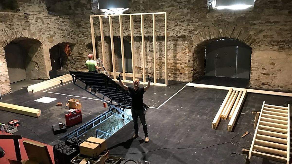 Andreas Ickelsheimer lässt „Ein Geschäft mit Träumen“ auf der Heunburg heuer auf zwei Bühnenebenen spielen