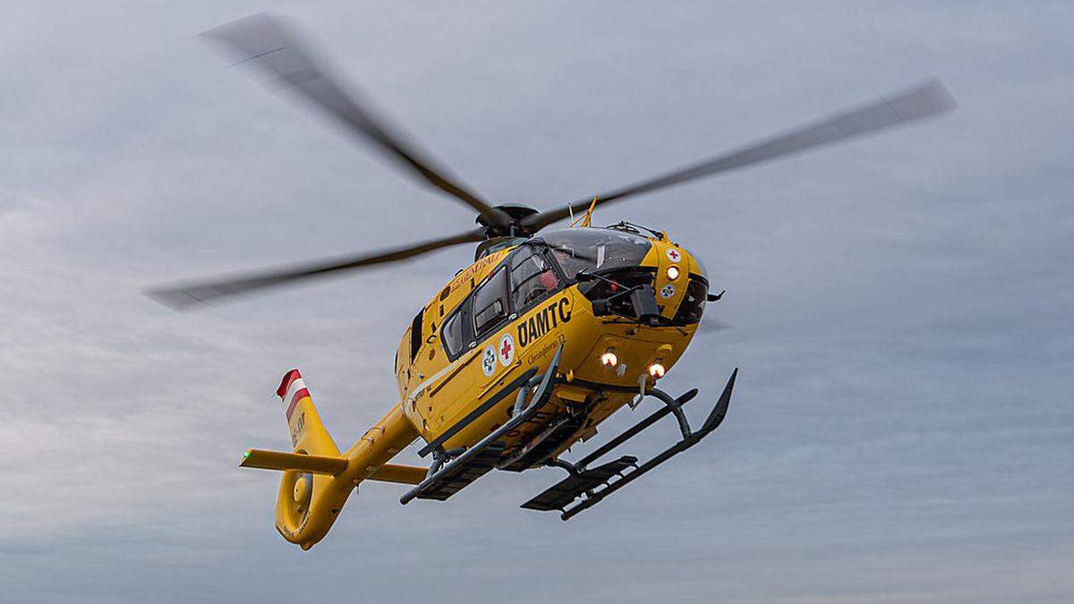 Rettungseinsatz für den Notarzthubschrauber. Die 35-Jährige musste in künstlichen Tiefschlaf versetzt werden