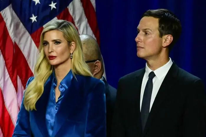 In Trumps erster Amtszeit war Ivanka als Beraterin ihres Vaters tätig und galt als First Daughter. Mittlerweile lebt sie mit ihrem Ehemann Jared Kushner und den Kindern in Miami und will sich eigenen Angaben nach auf ihre Familie konzentrieren. Im Wahlkampf spielte sie keine Rolle und trat nur selten an der Seite ihres Vaters in Erscheinung.