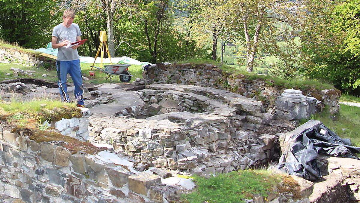 Archäologe Martin Auer leitet die Restaurierungs- und Bauforschungsarbeiten bei der Kirche in Lavant