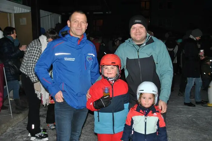 Christoph Tösch (Obmann des Vereins und Organisator der Eisdisco), Matthias Spruzina (Sponsor und Unterstützer des Vereins – mit seinen Kindern).