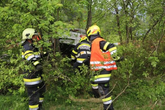 Zugleich begannen die Bergearbeiten des Pkw. 