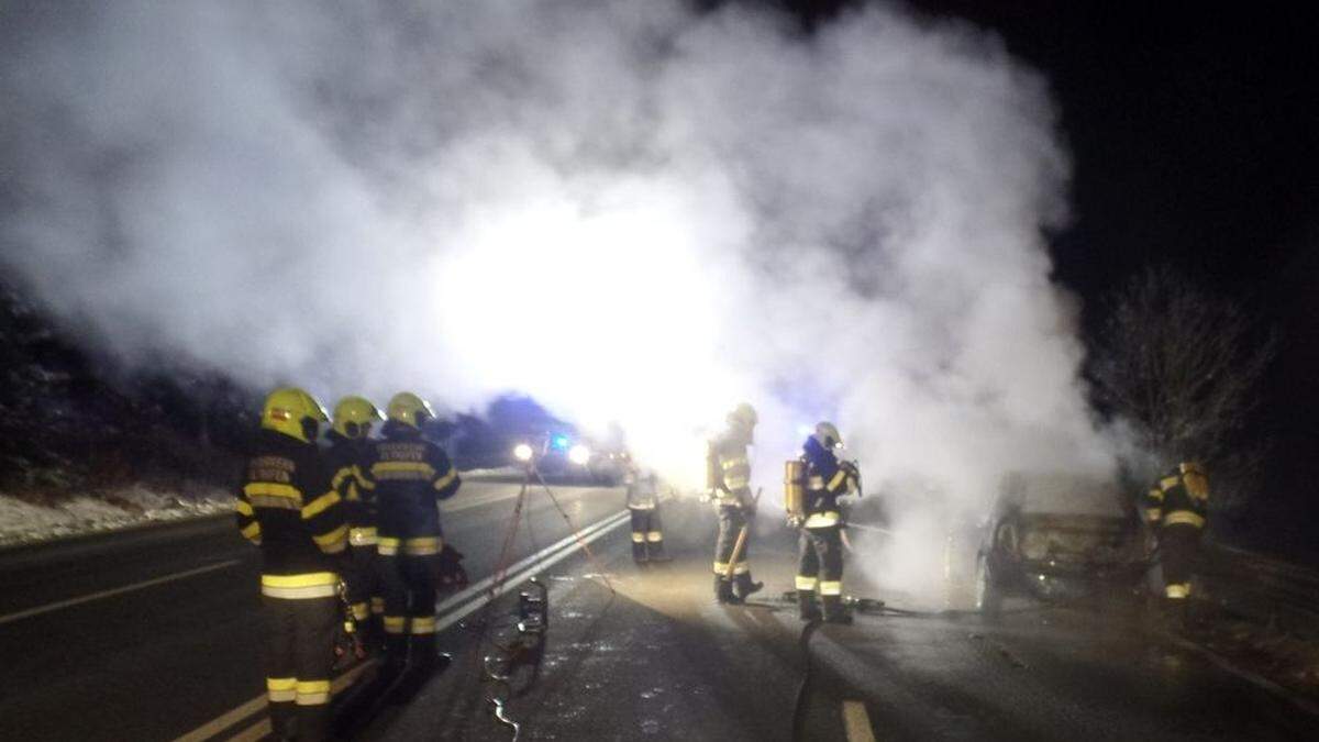 Das Auto stand in Vollbrand, die Feuerwehr hatte den Brand schnell unter Kontrolle