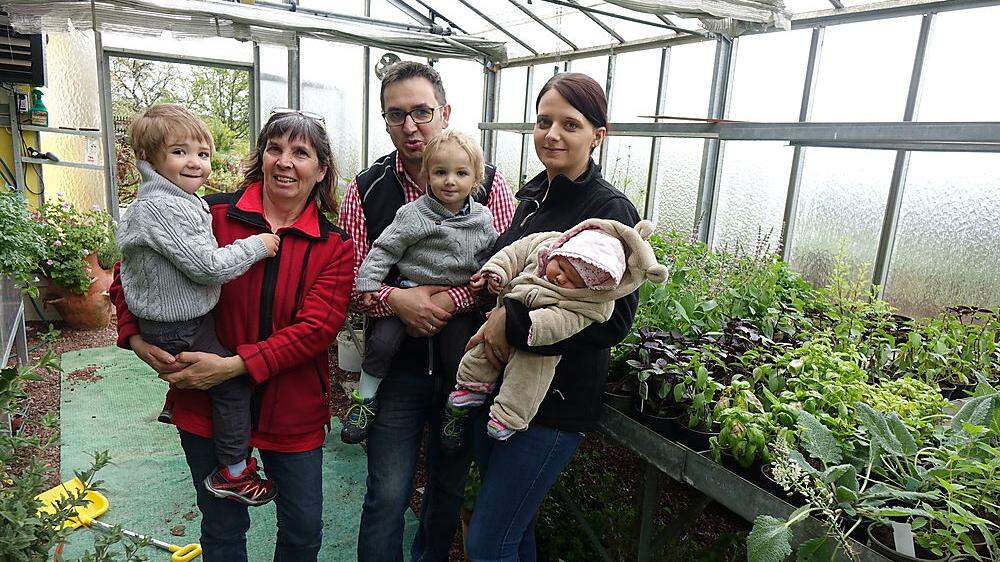 Drei Generationen Edlinger: Oma Christl, die Eltern Bernhard und Tamara mit dem Nachwuchs Luca (3), Nico (2) und der wenige Wochen alten Lara