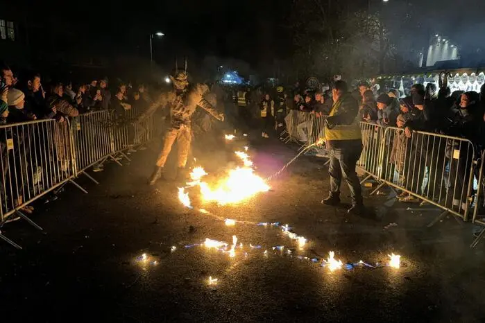 900 Perchten in 46 Formationen aus ganz Österreich zogen feuersprühend über den Vorplatz des Veranstaltungszentrums ...