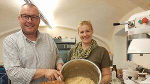 Harald Taupe und Elke Platzer bieten den veganen Reindling nun im Café an