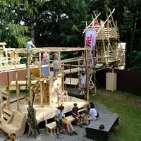 In Aguntum entstand bei Spielfeld Kultur eine kleine Holzstadt