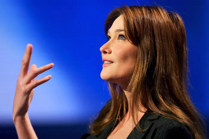 Mit Accessoires trumpfen. Französinnen (im Bild: Carla Bruni) setzen auf qualitativ hochwertige und zeitlose Basics, um die sie ihre Outfits bauen. Ihr Vorteil: Sie müssen nicht mit dem allgemeinen Trendgalopp mithalten. Man kann sie aber mit Accessoires einfach aufpeppen.