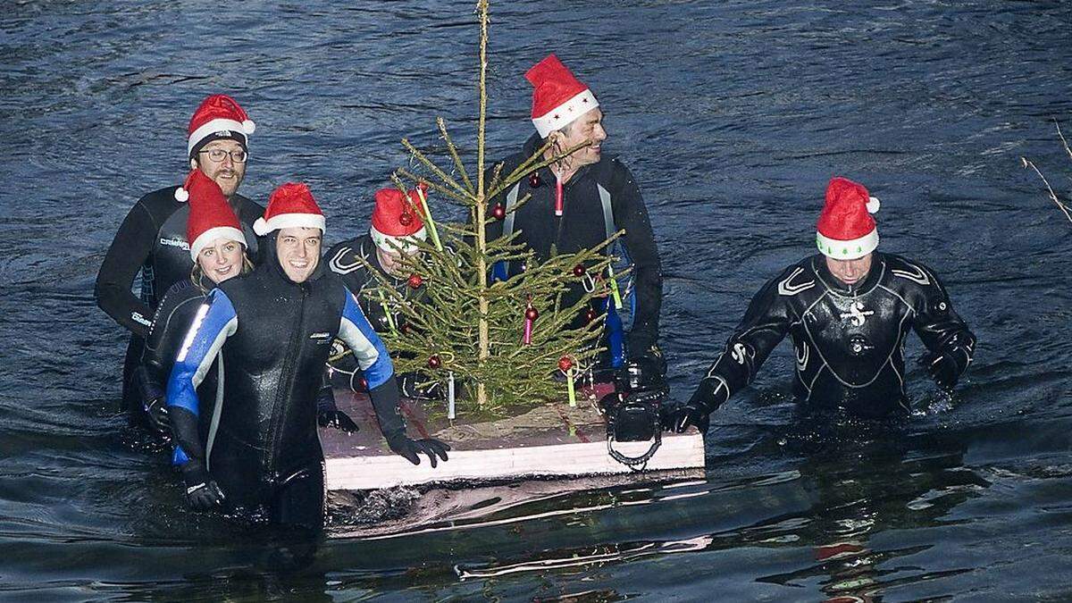 Taucher bedankten sich in der eiskalten Mur für ein unfallfreies Jahr