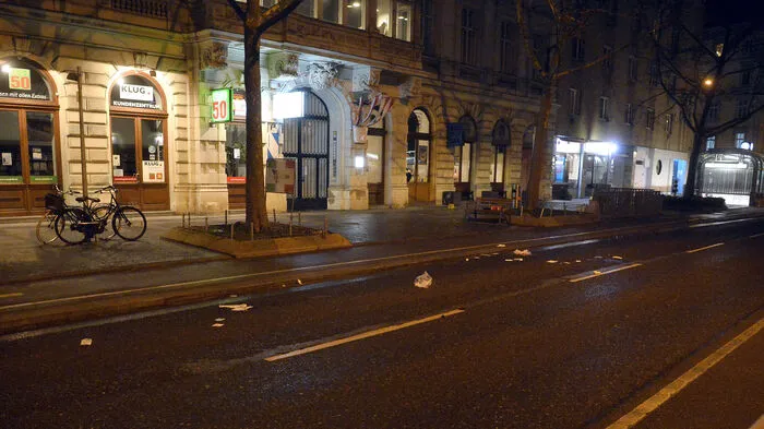 In Wien-Leopoldstadt ist es am Mittwochabend zu einer blutigen Messer-Attacke mit drei Schwerverletzten gekommen. Ein Unbekannter hat auf der Praterstraße beim U-Bahnaufgang Nestroyplatz auf eine dreiköpfige Familie eingestochen und sie lebensgefährlich verletzt. Danach flüchtete er in Richtung Praterstern, wo eine weitere Person mit einem Messer verletzt wurde, so die Polizei.