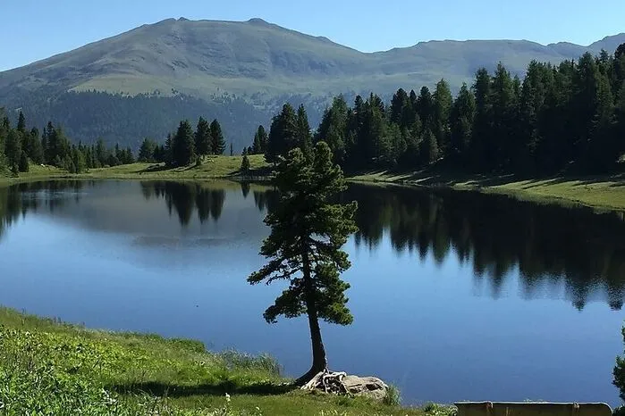 1840 Meter über dem Meeresspiegel liegt der Turracher Schwarzsee. Das Gewässer an der Grenze zwischen Kärnten und der Steiermark ist nicht bei Badegästen, sondern vor allem bei Wanderern, beliebt. Der vier Meter tiefe See in den Nockbergen ist ebenso wie Turracher See und Grünsee Teil des 3-Seen-Weges.