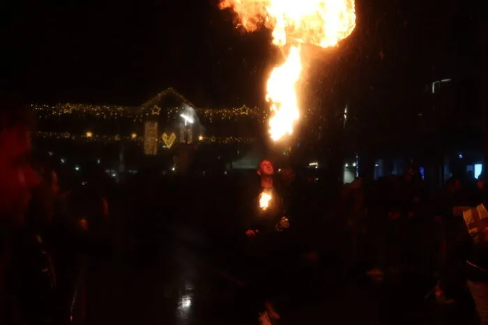 Neben zahlreichen Perchten zogen auch ein paar Feuerspucker durch die Stadt.