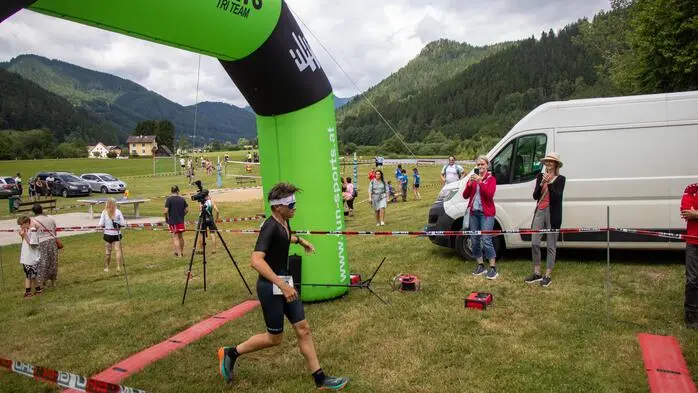 Beim „Mürzer Oberland Triathlon“ bei den Uraniteichen in Neuberg an der Mürz maßen sich am Samstag 225 Triathletinnen und Triathleten um die ersten Plätze
