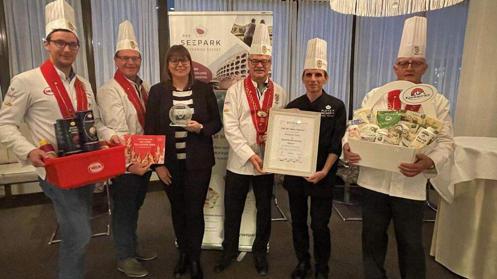 Seepark-Küchenchef Robert Pressinger (2. v. r.) mit F&B-Managerin Manuela Hauer-Pawlik nahmen die hohe Auszeichnung entgegen