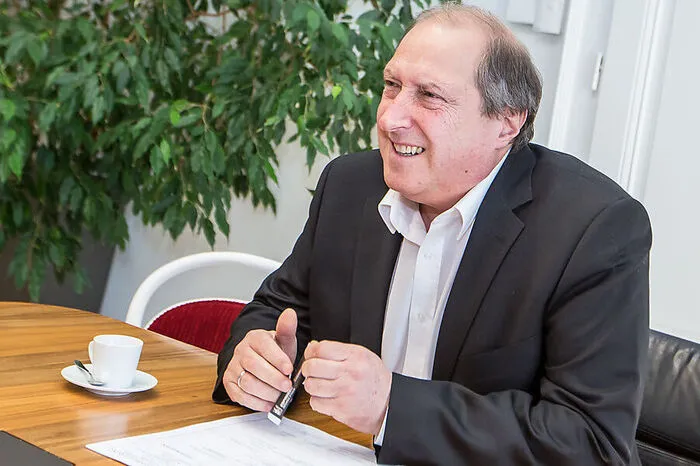 Bereits zum vierten Mal die Liste der Grünen führt Rolf Holub an. Der 61-Jährige ist damit einsamer Rekordhalter unter den Kandidaten. Der Musiker und Kabarettist schaffte 2004 mit den Grünen erstmals den Einzug ins Landesparlament, nach dem Wahlerfolg 2013 mit einem zweistelligen Ergebnis wurde er Landesrat in der Dreierkoalition mit SPÖ und ÖVP. Nun muss er erneut ums politische Überleben der Grünen im Lande kämpfen. Die Grünen wurden im Vorjahr von inneren Querelen gebeutelt, Landessprecherin Marion Mitsche warf das Handtuch, Klubchefin Barbara Lesjak erhielt keinen Platz an wählbarer Stelle, ebenso wenig Landtagsabgeordneter Reinhold Lebersorger. Der Absturz der Bundespartei und das damit verbundene finanzielle Desaster trifft auch die Landespartei, die einen Teil der Schulden übernimmt, dieses Geld fehlt jetzt natürlich im Wahlkampf.