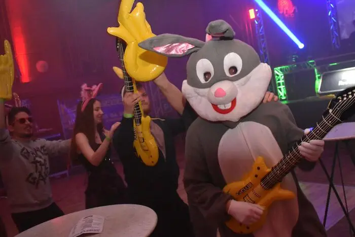 Ab 23 Uhr gaben dann auch DJ Hase und sein Party-Buddy Gas - und zwar nicht nur hinter dem DJ-Pult.