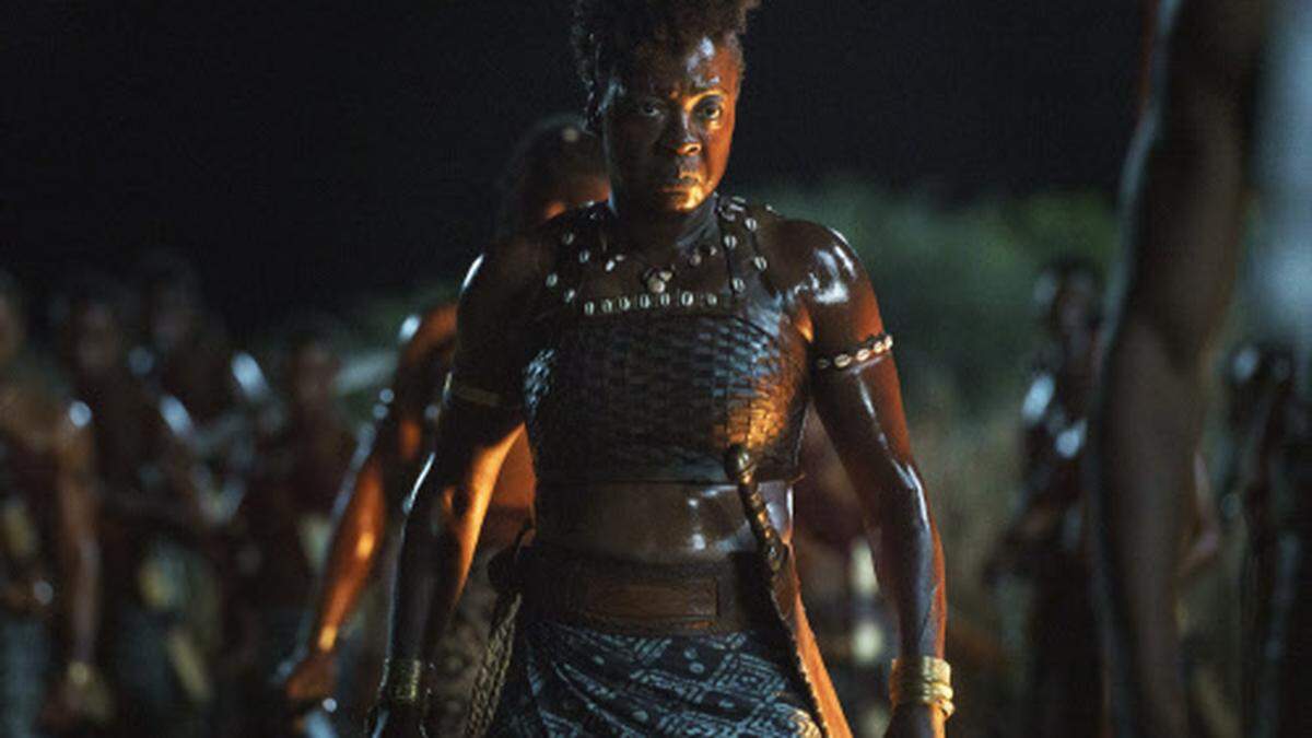 Szene aus dem Film &quot;The Woman King&quot; mit Viola Davis