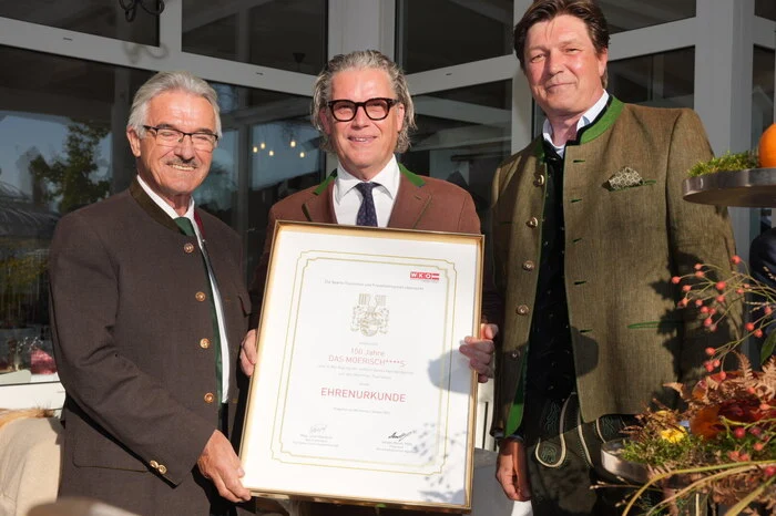 Die Wirtschaftskammer stellt sich mit einem Ehrenbrief ein. Helmut Hinterleitner, Sigi Moerisch und Spartenobmann Josef Petritsch.