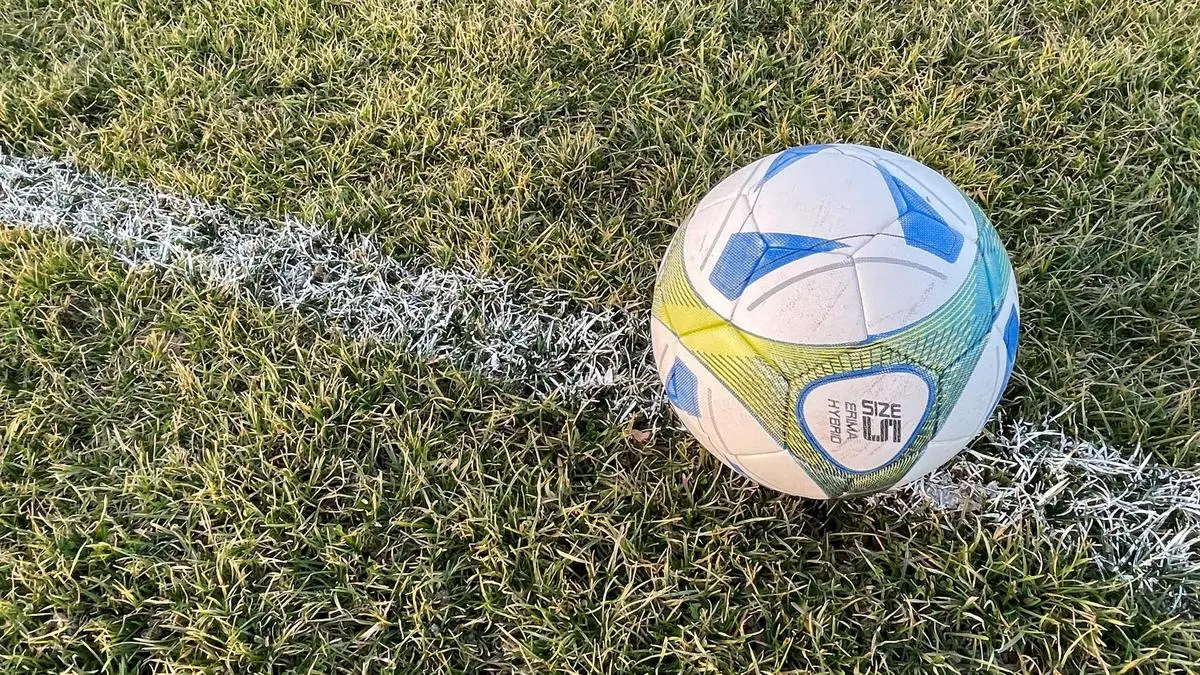 Fußball, Sport, Fußballplatz, Sportverbot, Corona, Ball, Sujet