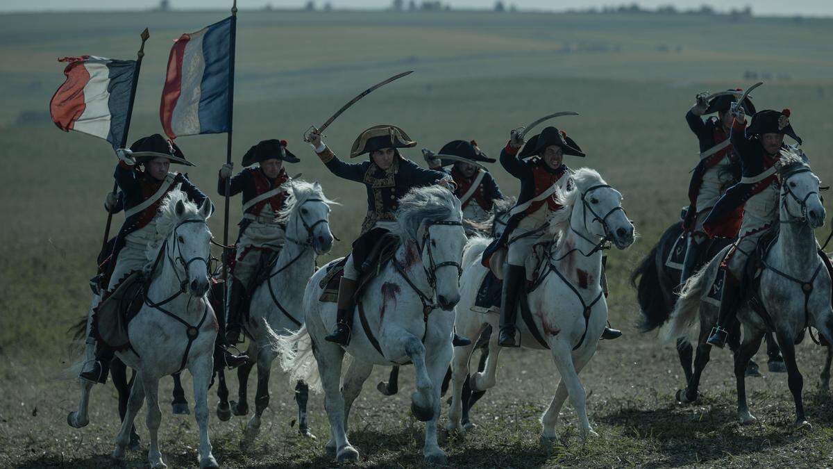 Joaquin 
Phoenix 
(3. v. l.) als Napoleon am Schlachtfeld