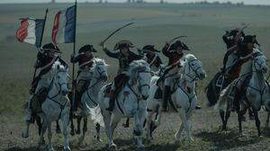 Joaquin 
Phoenix 
(3. v. l.) als Napoleon am Schlachtfeld