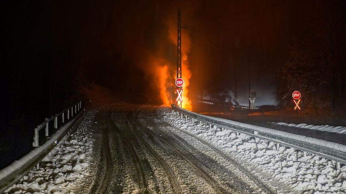 Äste stürzten auf die Oberleitung der Gleichenberger Bahn - die L 239 ist seither gesperrt