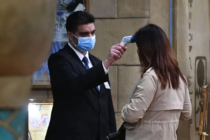 Die WHO bestätigt einen ersten Fall außerhalb Chinas; eine Patientin in Thailand, die aus Wuhan kam. Am 16. Jänner bestätigt Japan seinen ersten Krankheitsfall - einen ebenfalls aus Wuhan eingereisten Mann. In den folgenden Tagen melden Nepal, Australien, Malaysia, Singapur, Südkorea, Vietnam, Taiwan und schließlich auch die USA und Frankreich erste Krankheitsfälle.