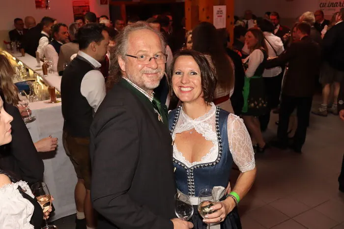 Im Discozelt schwitzten sich die jungen Besucher bei heißen Rhythmen die Hemden durch und genossen schwungvoll die Ballnacht.