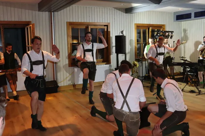 Die Schuhplattlergruppe "Bergler-Buam" aus Fohnsdorf sorgten für eine zünftige und schwungvolle Eröffnung des diesjährigen Frühlingsballs.