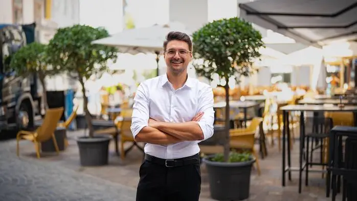 Steirischer Neos-Chef Swatek: 75 Prozent fixer Grundbezug für Politiker, 25 Prozent abhängig davon, ob neue Schulden gemacht werden oder einen verbindlichen Sanierungspfad einhält
