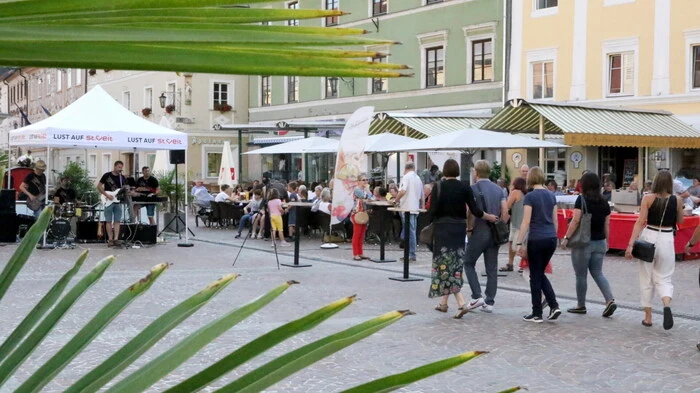 Auch die tropischen Temperaturen konnten am Samstagabend die Besucher nicht davor abhalten, beim Konzert der Rock/Blues-Band „2nd Line“ am St. Veiter Hauptplatz vorbei zu schauen. 
