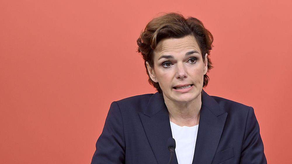 SPÖ-Chefin Pamela Rendi-Wagner setzt sich mit ihrer Partei erstmals auf Platz 1