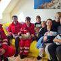 Die Rettungscrew, Michael, Isabell und Jakob, besuchte die glückliche  Familie samt den Zwillingsbuben und ihren vier großen Brüdern
