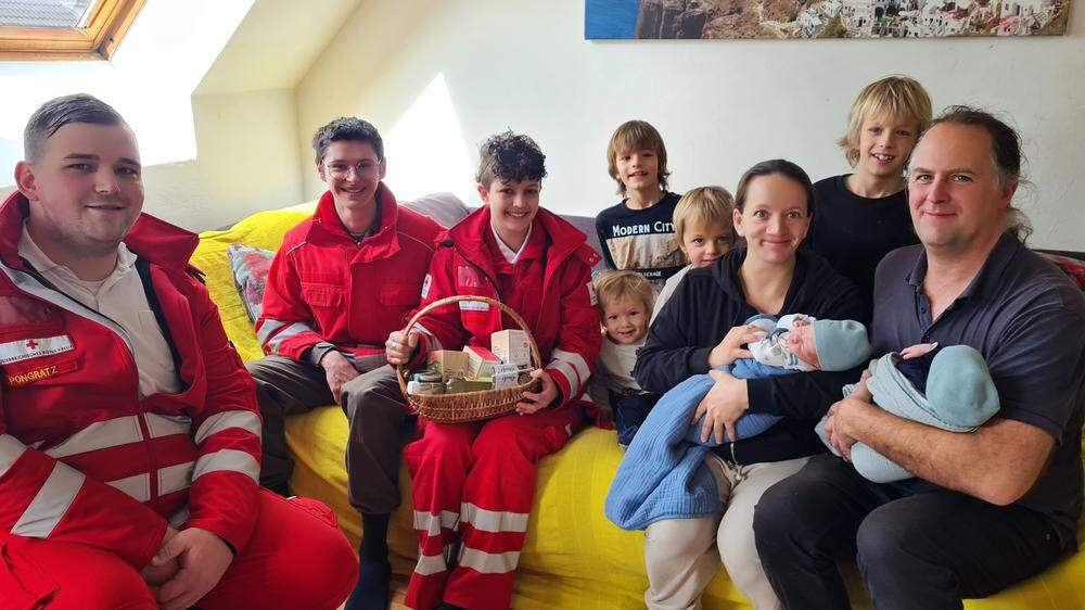 Die Rettungscrew, Michael, Isabell und Jakob, besuchte die glückliche  Familie samt den Zwillingsbuben und ihren vier großen Brüdern