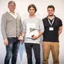 Daniel Klaunzer (Mitte) ist Tirols bester Nachwuchs-IT-Techniker - der Vorsitzende der Tiroler Informationstechnologen in der WK Tirol, Alfred Gunsch (l.), und Jury-Mitglied Christian Praster (r.) gratulierten