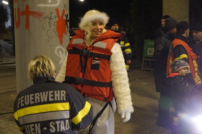 Mit ihrem Christbaumfloß und der Zillenbegleitung schwammen die Einsatztaucher von der Pegelmessstelle am Mareckkai in Waasen zur Waasenbrücke. Der Kommandant der FF Leoben-Stadt, HBI DI Gerhard Wurzer konnte dort eine große Besucherschar willkommen heißen, die die Taucher und das Christkind mit viel Applaus bedachte.