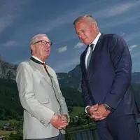 Vor der prächtigen Kulisse des Grundlsees übergab Wilfried Hauslauer den Vorsitz der Landeshauptleutekonferenz an Mario Kunasek.