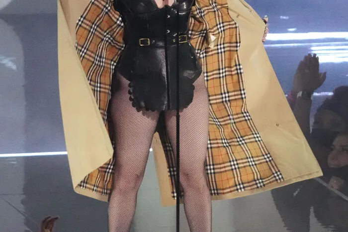 Ein bisschen wie stark unter 40 wirkt mittlerweile Madonna, die 63-Jährige wandte sich gleich zu Beginn der Show in Lack und Leder anscheinend an ihre Kritiker und die des Musiksenders: "Sie haben gesagt, wir würden nicht durchhalten - aber wir sind immer noch hier! Herzlichen Glückwunsch zum 40. Geburtstag, MTV!"