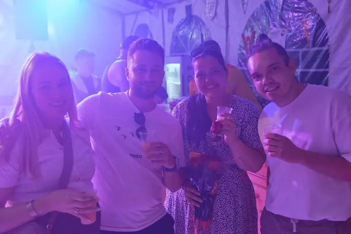 Die Gäste genossen das gemütliche Beisammensein, während an der Sektbar und in der Event-Disco bis in die Nacht gefeiert wurde.