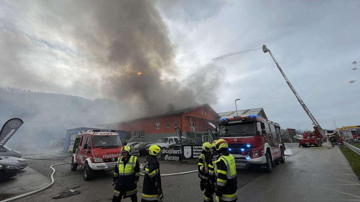100 Feuerwehrleute waren bei dem Großbrand im Einsatz