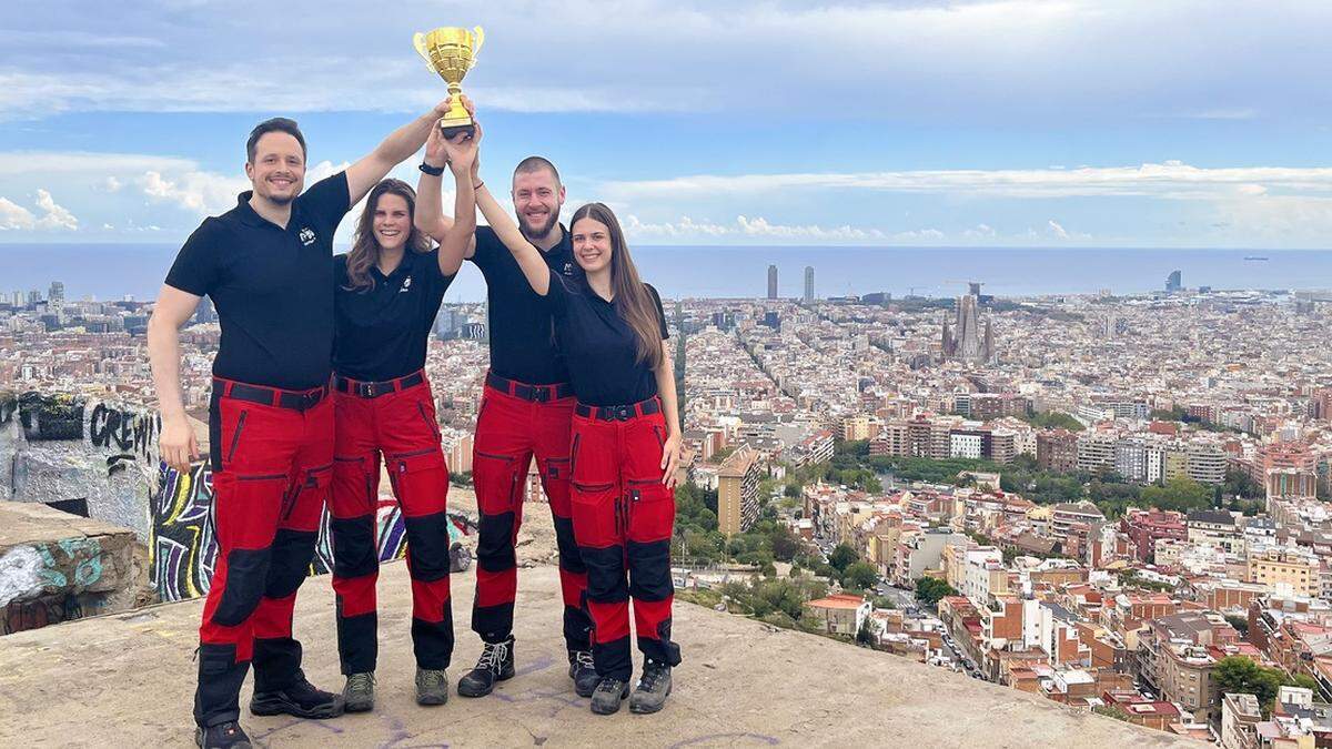 Vor der Kulisse Barcelonas feiert das steirische Team seinen Erfolg