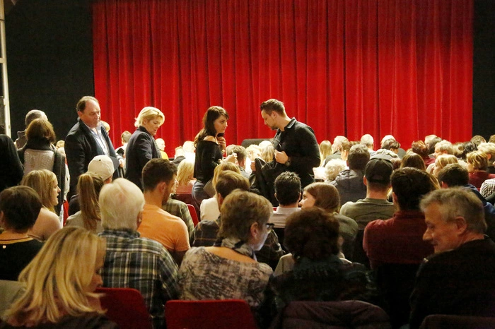 ...die Mehrzweckhalle Nestelbach bei der Premierenvorstellung restlos zu füllen.