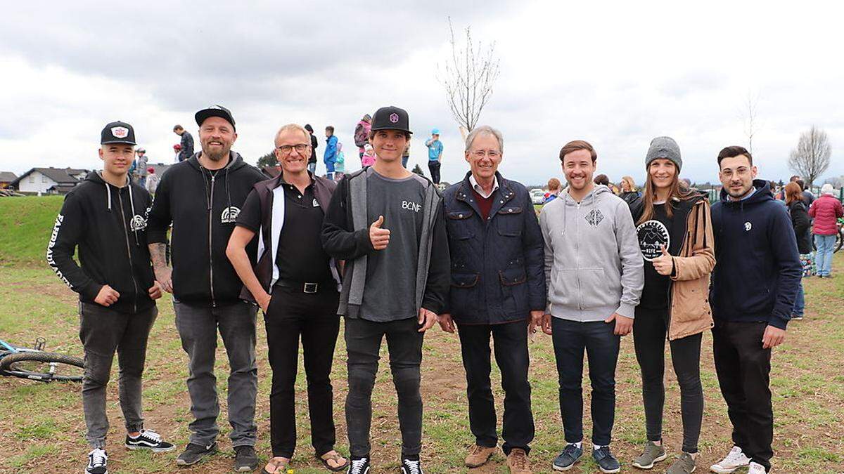 In Hausmann-stätten wurde auf Wunsch der jungen Leute ein Pumptrack errichtet. Oben: Ortschef Werner Kirchsteiger (4. v. r) und etliche Radprofis bei der Eröffnung der Strecke  