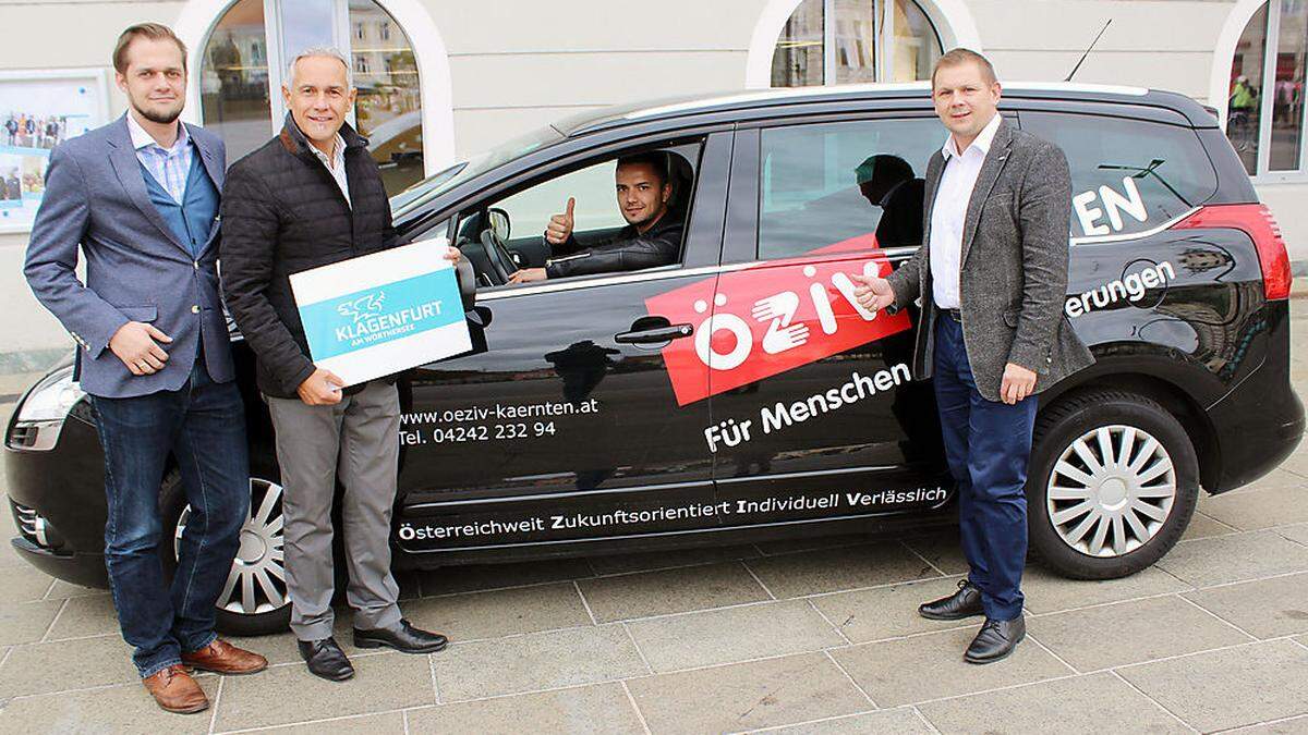 Stefan Mauthner (Abt. Soziales), Vizebürgermeister Jürgen Pfeiler, Ivan Grgic (IG Mietwagentransporte) und Rudolf Kravanja (ÖZIV) freuen sich, gemeinsam wieder ein rollstuhlgerechtes Taxi anbieten zu können.