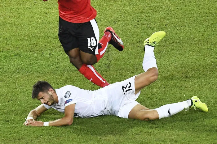 Note 2: Gute körperliche Präsenz, aber Schwächen imZusammenspiel mit Dragovic. Manchmal etwas unbeweglich und hüftsteif. Ein Startelf-Debüt des 18-Jährigen mit Luft nach oben.
