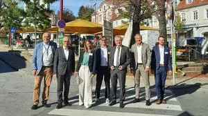 Dieter Schwab, Obmann Walkspace, LR Hans Seitinger, Wiebke Unbehaun, BMK Wien, Bürgermeister Erwin Eggenreich, Landeshauptmann-Stellvertreter Anton Lang, Günter Getzinger, TU Graz, und Peter Sturm, Land Stmk.