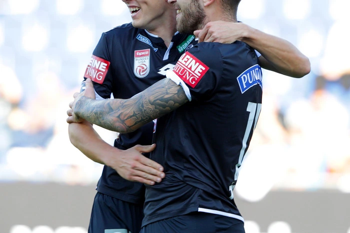 Deni Alar traf für den SK Sturm zum 2:0 und jubelte mit Peter Zulj