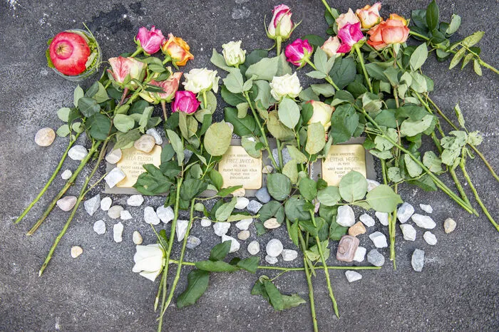Aufgrund ihrer Zugehörigkeit zum Judentum mussten sie jedoch vor den Nazis fliehen.